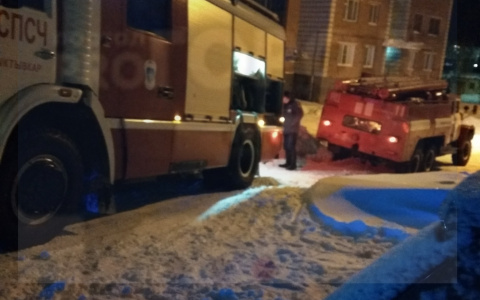 В Сыктывкаре пожарные не могли проехать к горящему дому из-за нечищеных дворов (фото, видео)