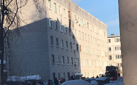 В Сыктывкаре по неизвестным причинам вспыхнула квартира (видео)