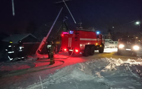 В Коми пожарные больше трех часов боролись за полыхающий гараж