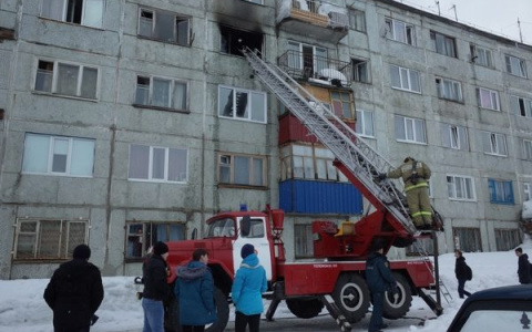 В Коми из горящей пятиэтажки эвакуировали 50 человек и спасли пожилую пару