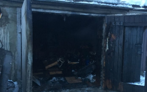 В Коми пожарные тушили снегоход, который вспыхнул прямо в гараже