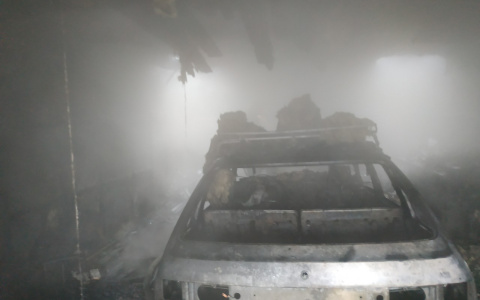 В Коми мощный пожар уничтожил машину прямо в гараже (фото)