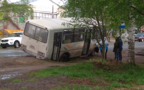 Под Сыктывкаром автобус с пассажирами провалился в яму (фото)