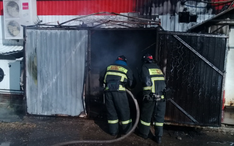 В Коми горел магазин: из здания эвакуировались 10 человек (фото)