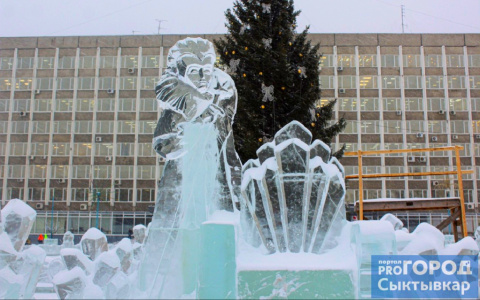 На главной площади Сыктывкара закончили строительство ледового городка