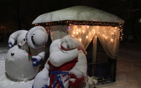 Фото дня в Сыктывкаре: уставший Дед Мороз и спящий снеговик