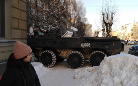 Фото дня в Сыктывкаре: военная бронетехника на улицах города