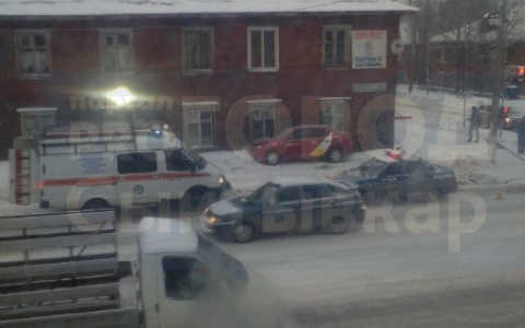 В центре Сыктывкара произошло странное ДТП с такси