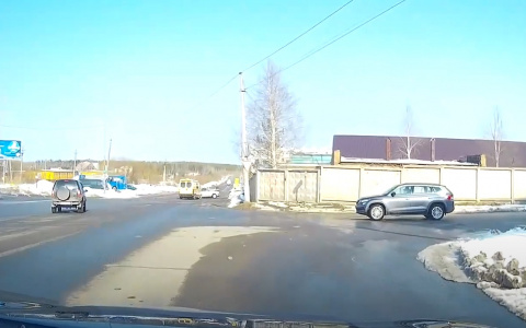 В Коми машина скорой влетела в автомобиль ГИБДД (видео)