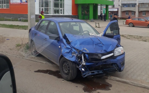 В Сыктывкаре произошло жесткое ДТП: два автомобиля вылетели на тротуар (фото, видео)