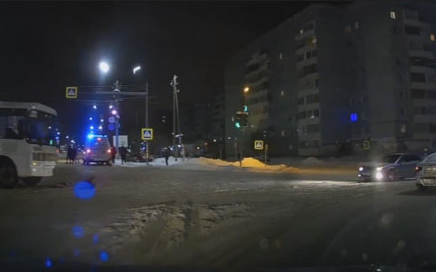 В Сыктывкаре пассажирский автобус столкнулся с такси, есть пострадавший