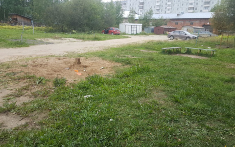 «УК уничтожила остатки детской площадки»: в конкурсе на худший двор появился еще один участник