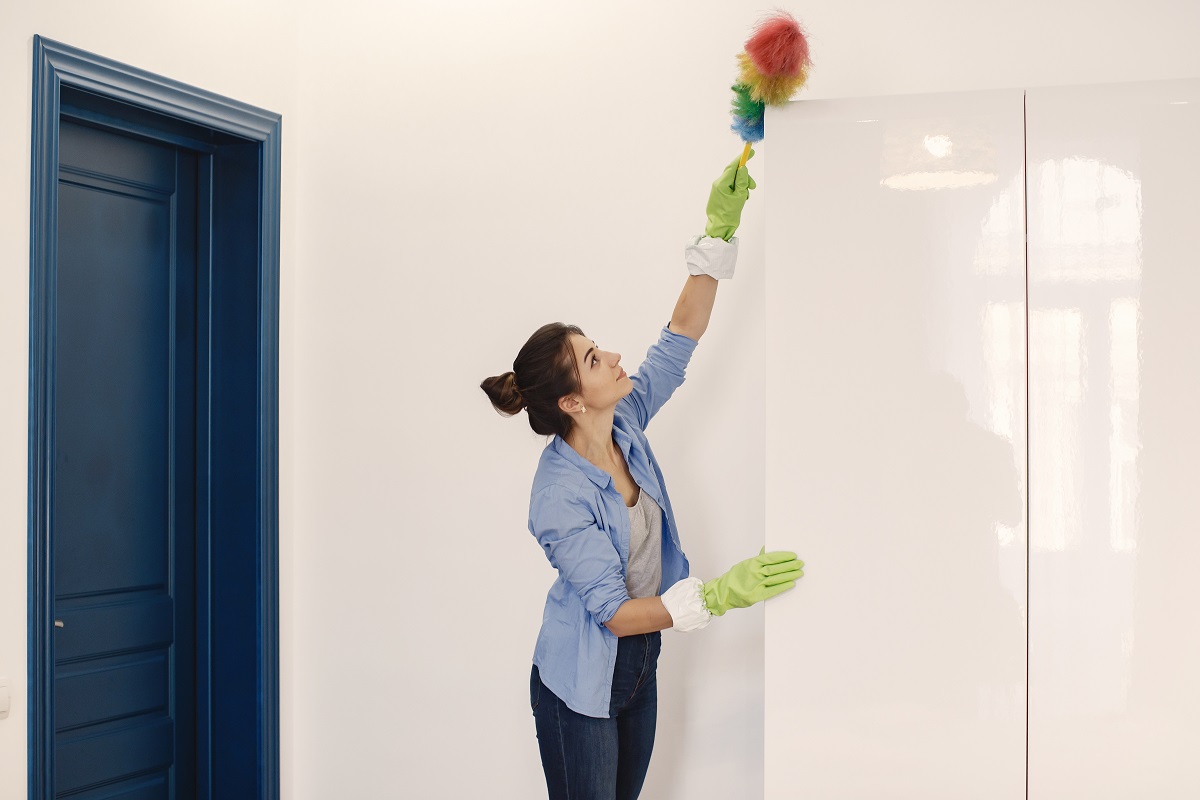 Мою натяжной потолок без разводов и пятен: рабочии секреты для тех, кто ни разу этого не делал и боится