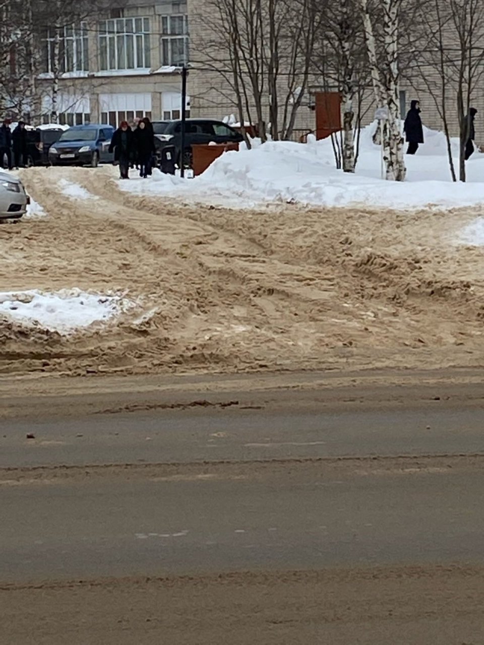 Ходить по городу невозможно!»: сыктывкарцы массово жалуются на снег во  дворах