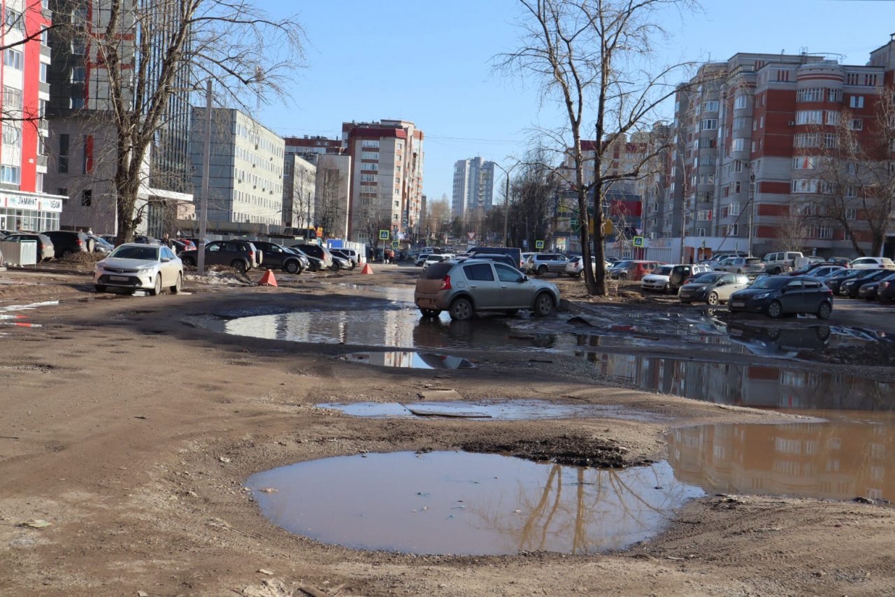 Обзор: непроходимые лужи, которые раздражают сыктывкарцев | 13.04.2022 |  Сыктывкар - БезФормата