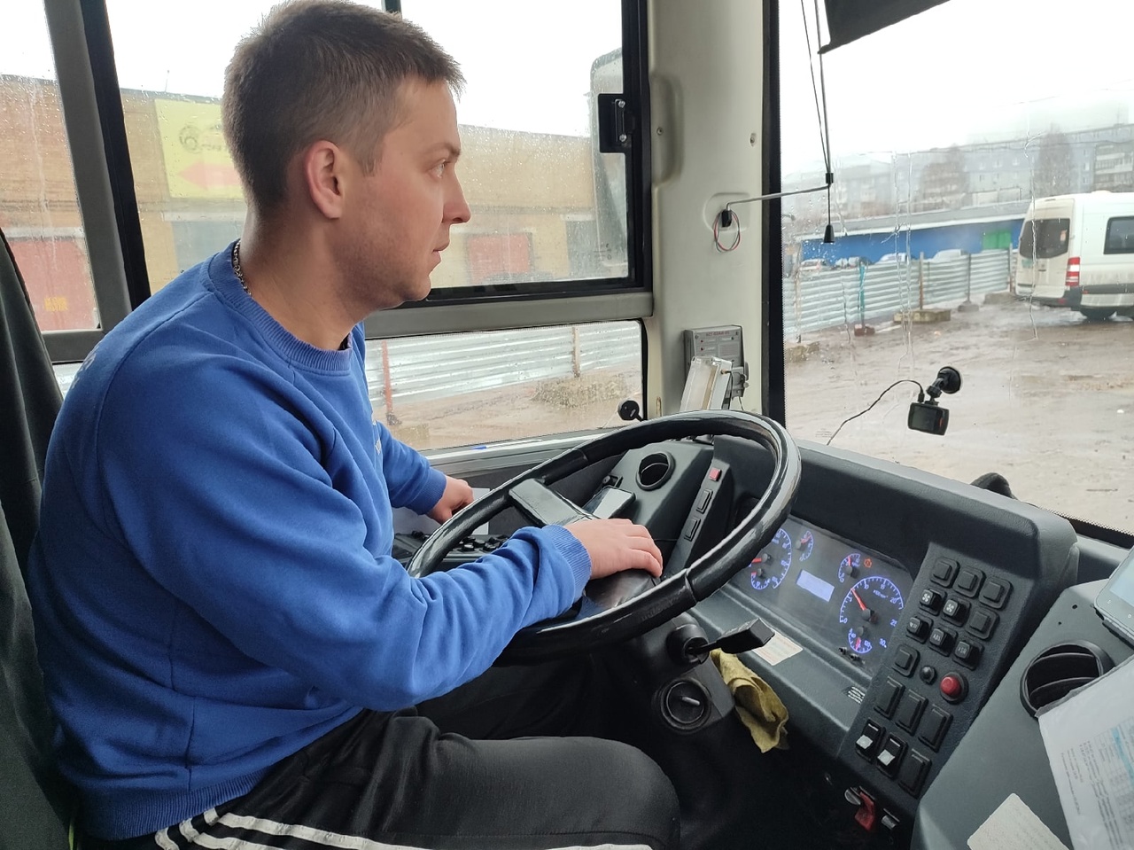 Водитель автобуса с пассажирами. Водителя автобуса сидя на рулевом колесе. 24 Автобус Сыктывкар.