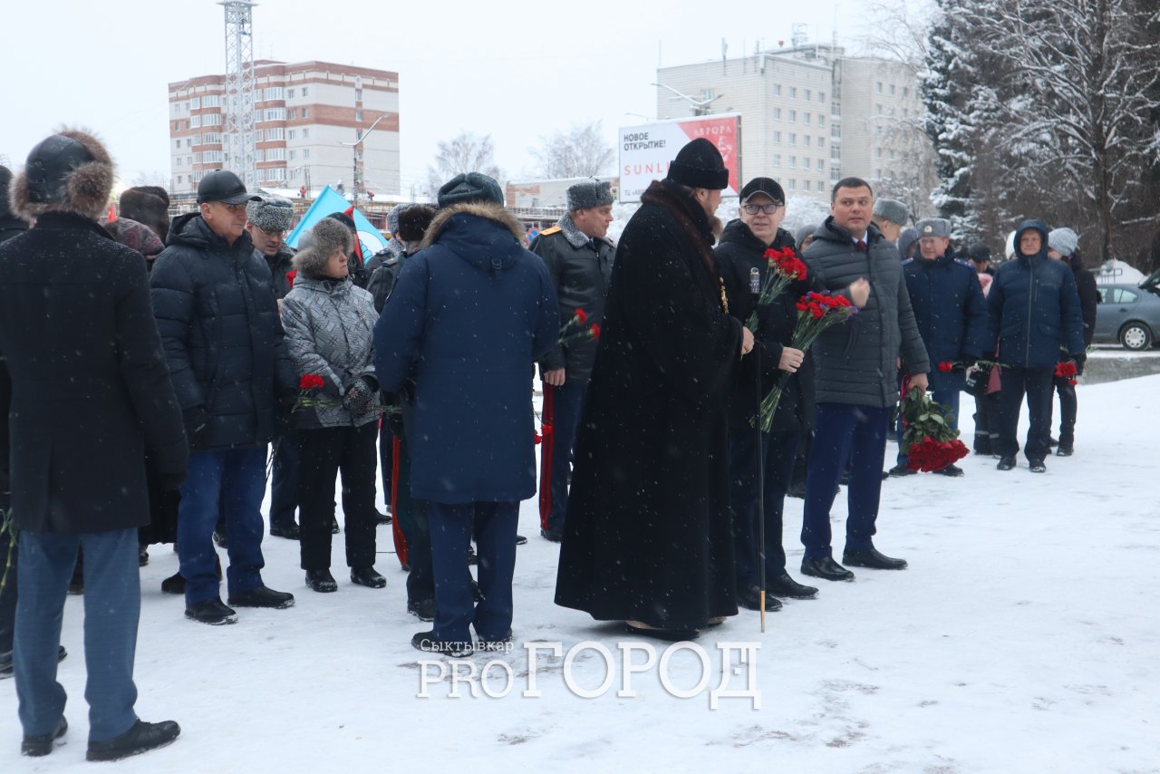 В Сыктывкаре возложили цветы в День Героев Отечества