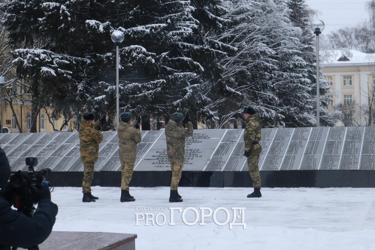 В Сыктывкаре возложили цветы в День Героев Отечества