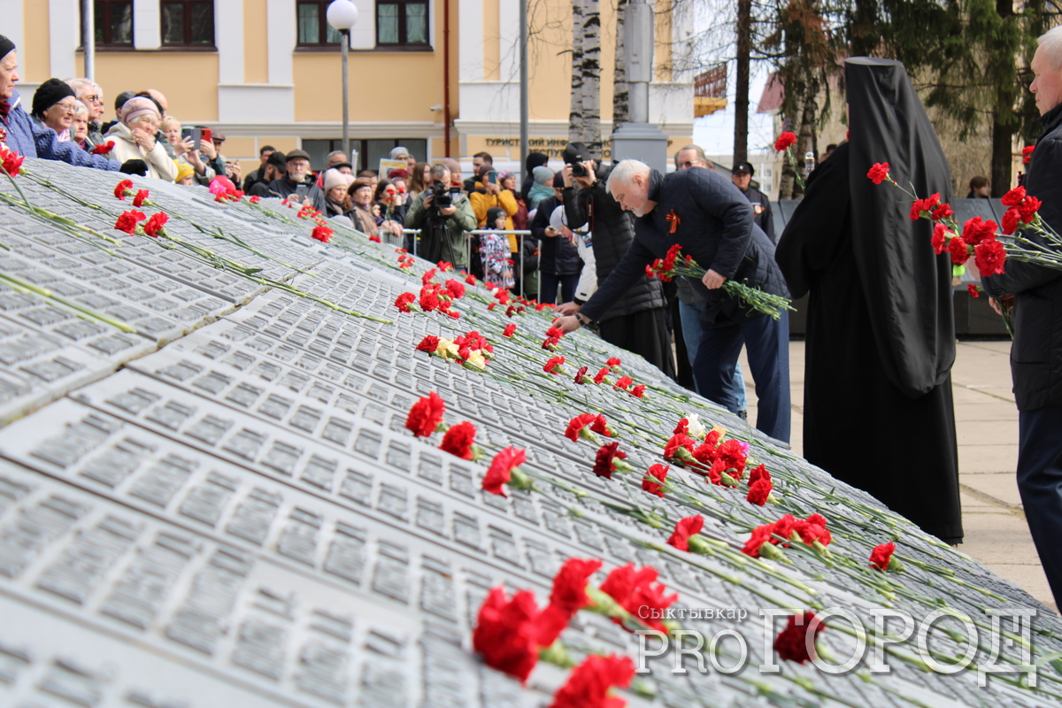 В Сыктывкаре возложили цветы в честь Дня Победы