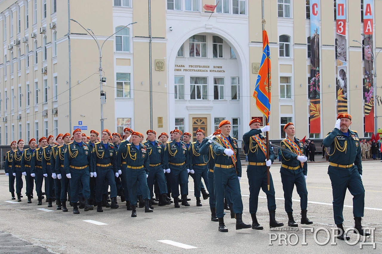 Как прошел Парад Победы в Сыктывкаре: марш, военная техника и выступление  оркестра