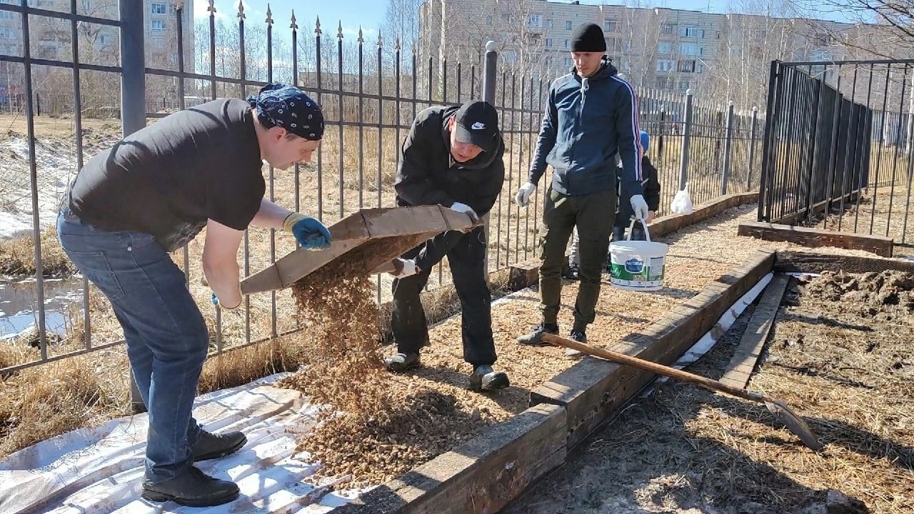 Жители Сыктывкара остались без дороги к дому и сами сделали ее в своем дворе