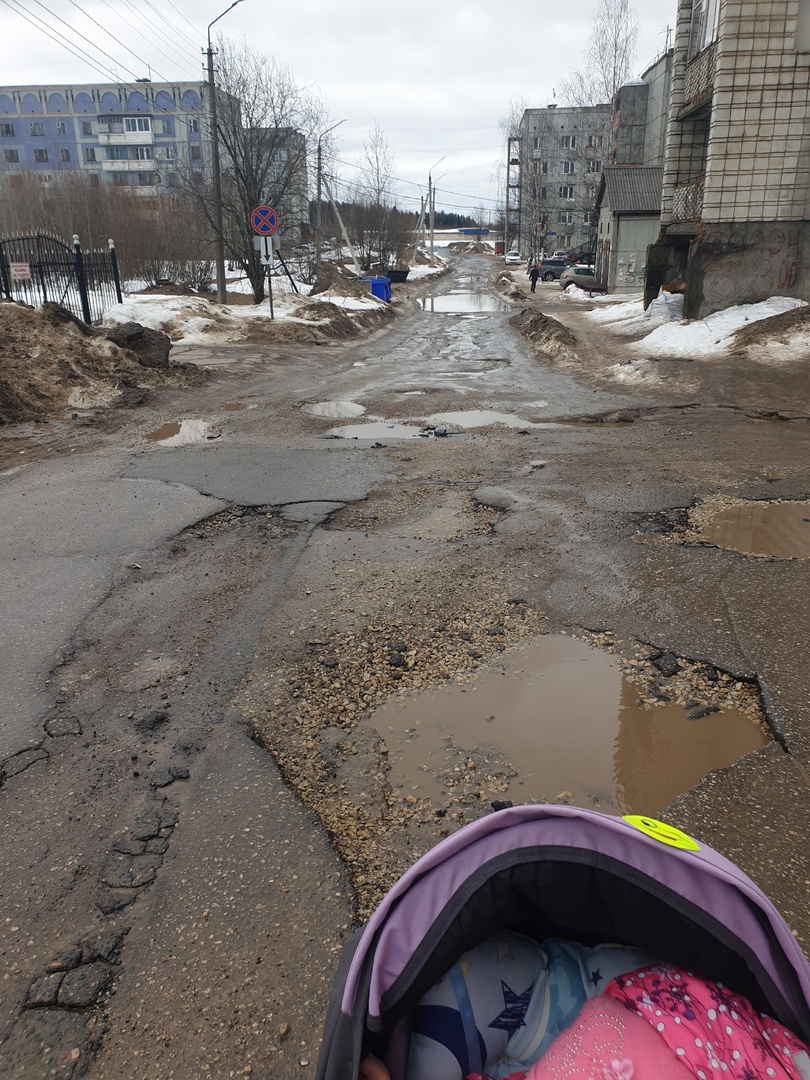 Жители Сыктывкара остались без дороги к дому и сами сделали ее в своем дворе