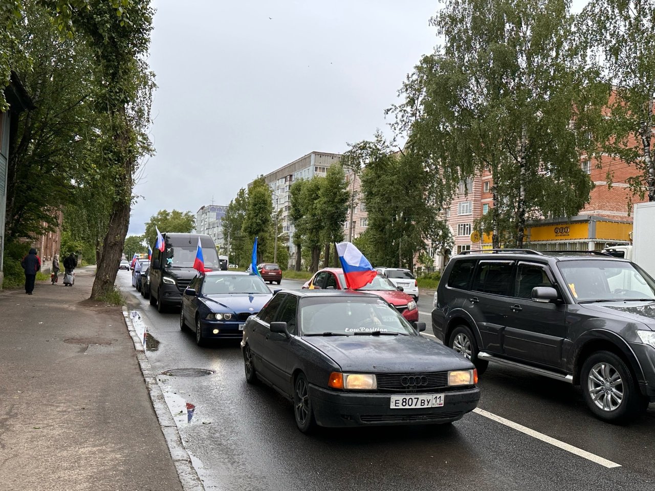 В Сыктывкаре прошел автопробег в честь Дня России | 11.06.2023 | Сыктывкар  - БезФормата