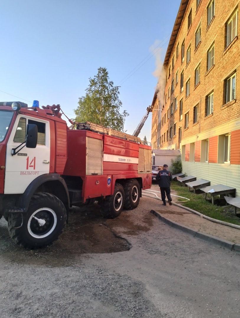 При пожаре в Выльгорте эвакуированы 50 человек, двое спасены