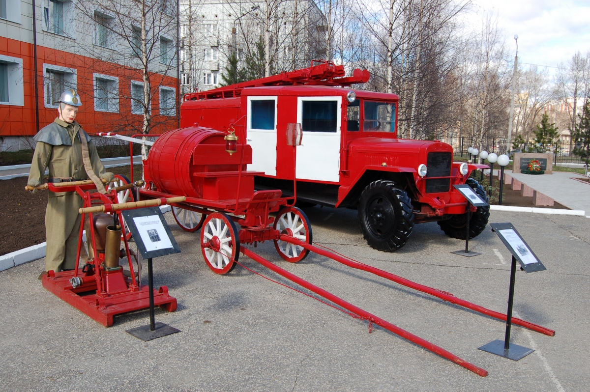 Памятник пожарному автомобилю. Машинка пожарная 112 МАФ. Пожарные машины памятники в России. Скульптура пожарного.