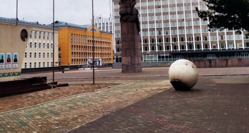Неизвестные укатили глобус в центре Сыктывкара