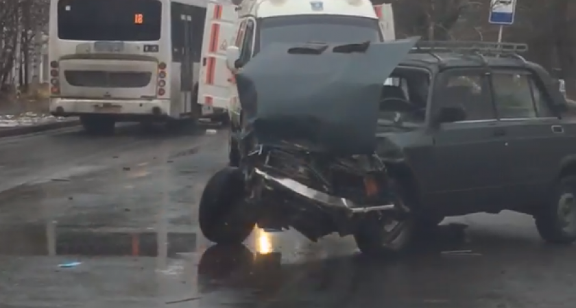 Жесткое ДТП в Эжве: микроавтобус столкнулся с легковушкой и вылетел на тротуар