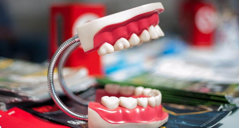 Стоматолог назвала опасные для зубов продукты: это вовсе не сладости