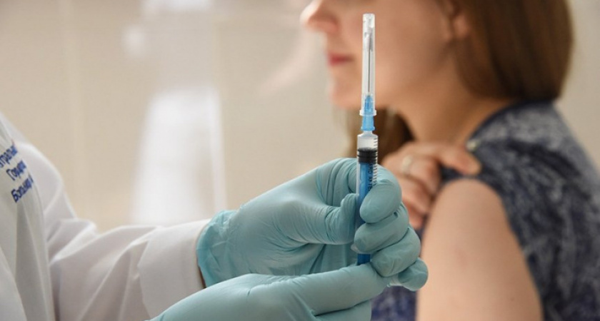 Минздрав разрешил совмещать прививку от гриппа и вакцину от COVID-19