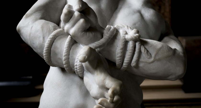 Сыктывкарца похитили и привязали к скамейке, заставив отрабатывать битое авто