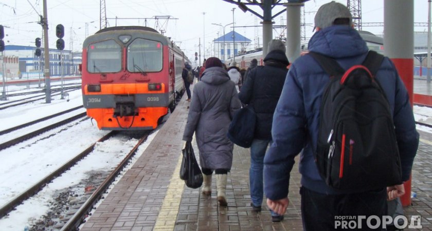 Пассажиров нижних полок в поездах хотят обязать уступать другим место у стола
