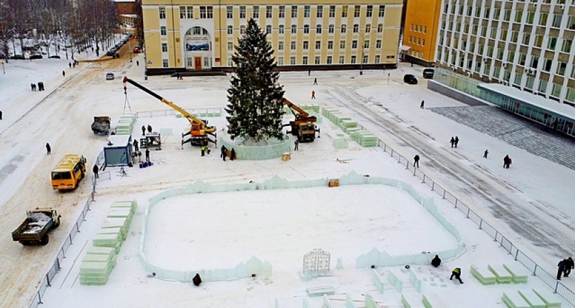 На главной площади Сыктывкара обустраивают ледовый городок