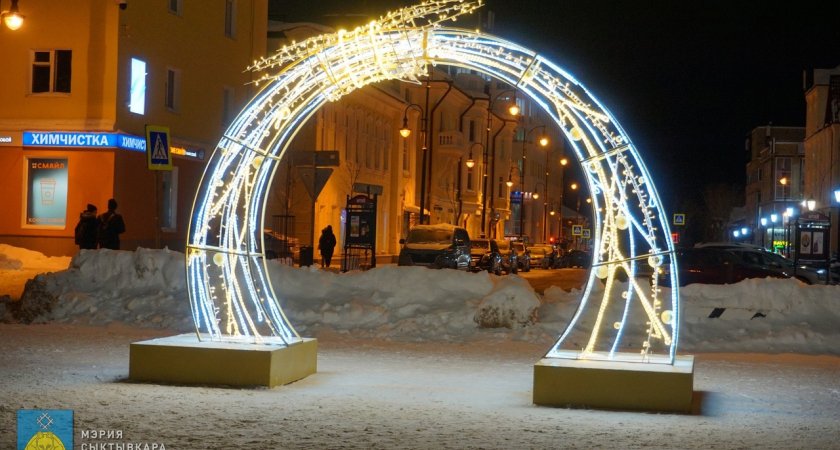 В Сыктывкаре установили новогоднюю арку на площади
