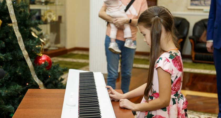 Полпред президента подарил девочке из Сыктывкара пианино