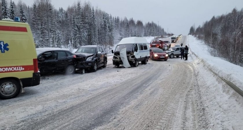 Под Ухтой столкнулись сразу четыре авто, пострадали люди