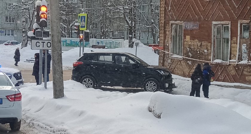 В Сыктывкаре на оживленном перекрестке машина вылетела на тротуар после аварии