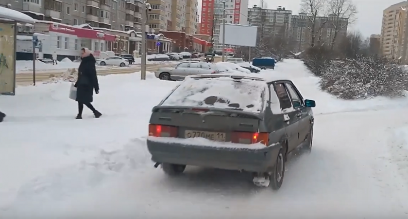 В Сыктывкаре машины ездят по тротуарам: ГИБДД отказывается наказывать водителей