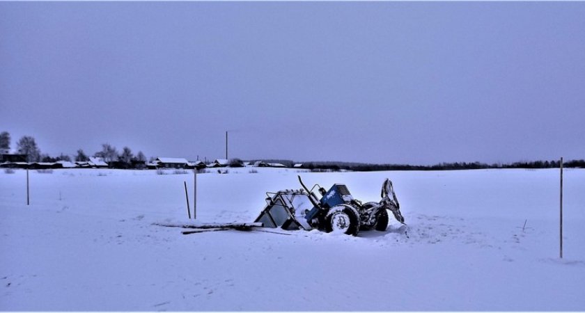 В Сыктывкаре под лед провалился трактор