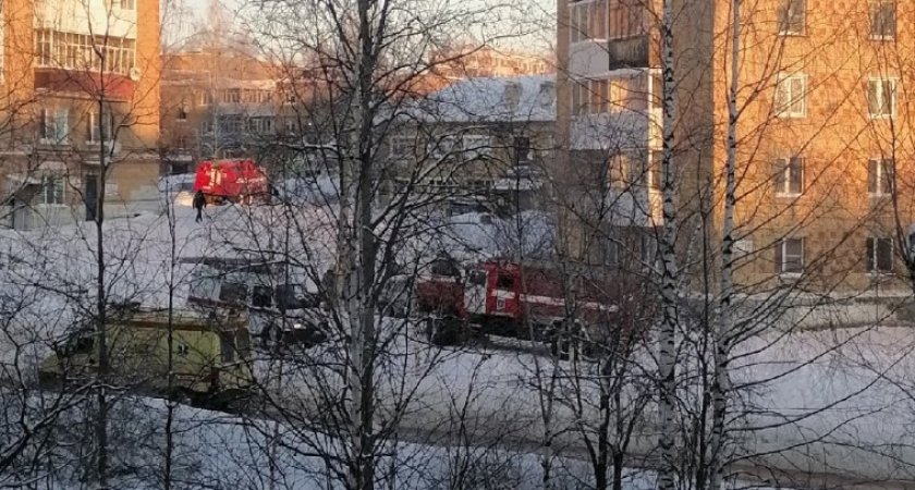Житель Коми заперся в квартире и угрожает взорвать дом