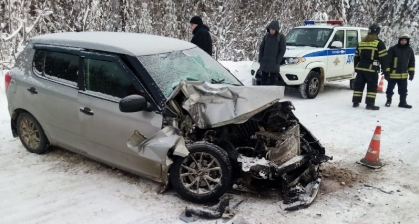 В Коми Skoda Fabia влетела в лесовоз