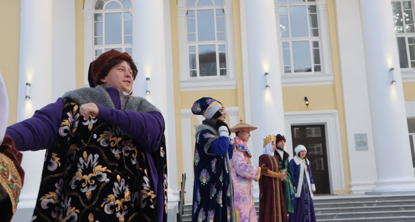 "Мы призываем Уйбу!": актеры ждали главу Коми на 20-градусном морозе у Нацбиблиотеки