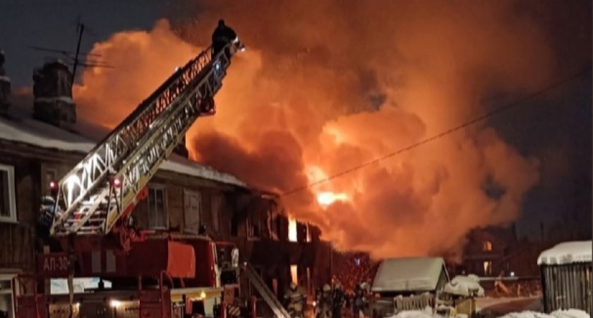 В Лесозаводе мощный пожар охватил жилой дом