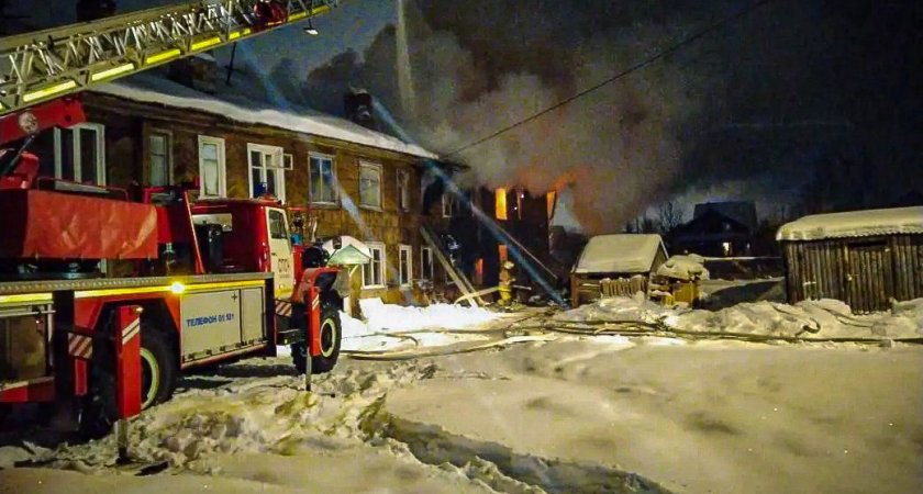 Из дома в Сыктывкаре, в котором случился мощный пожар, эвакуировались 15 человек