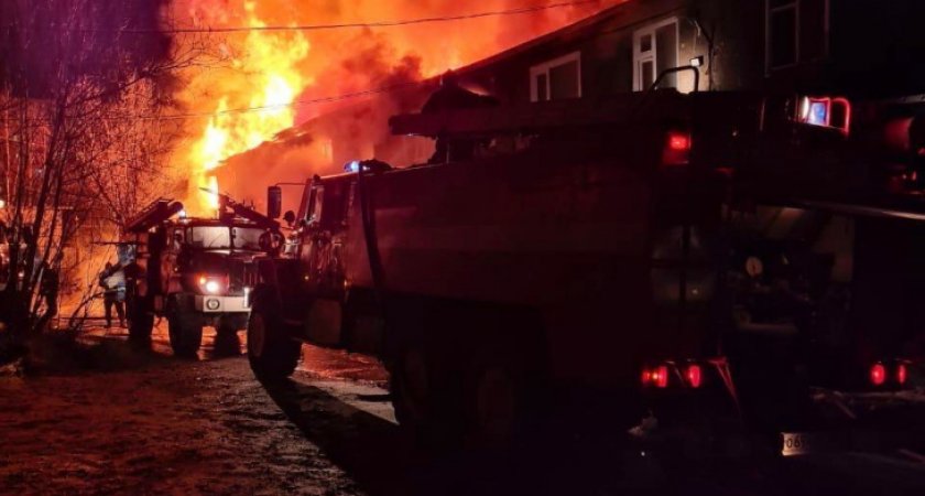 В Коми почти два десятка пожарных всю ночь тушили дом