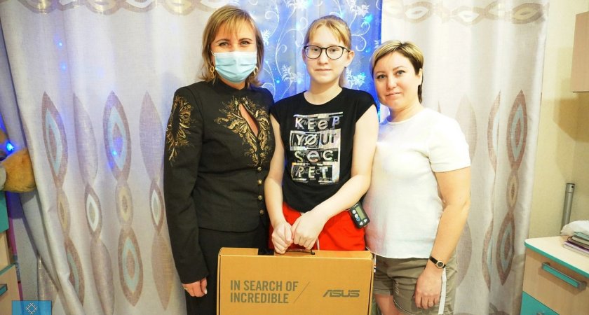 Мэр Сыктывкара вручила новогодние подарки троим детям из столицы и Эжвы