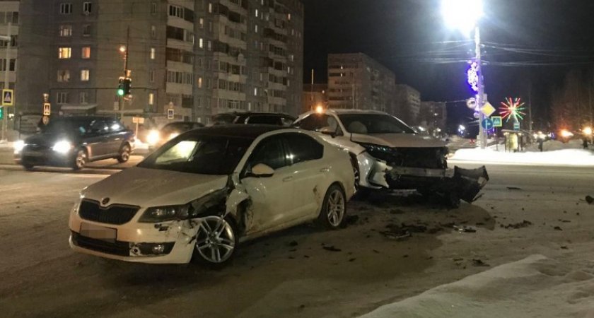 Сыктывкарец выехал на «желтый» и протаранил «Лексус»